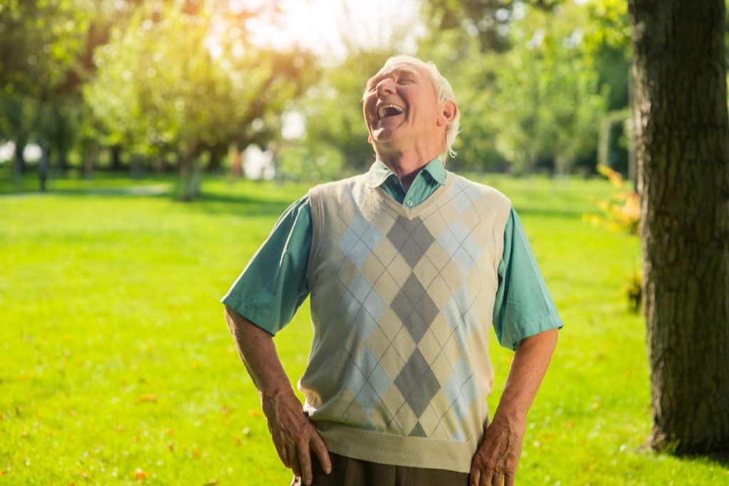 ชายสูงอายุหัวเราะบ้าประโยชน์ต่อสุขภาพของเสียงหัวเราะ