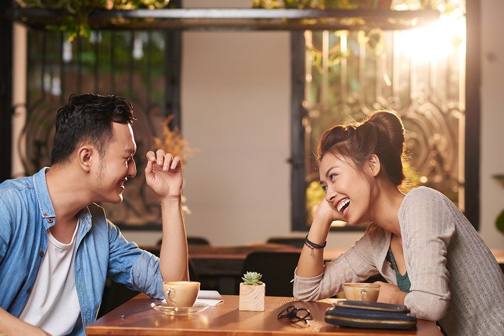 двойка, която се смее, луда полза за здравето от смеха