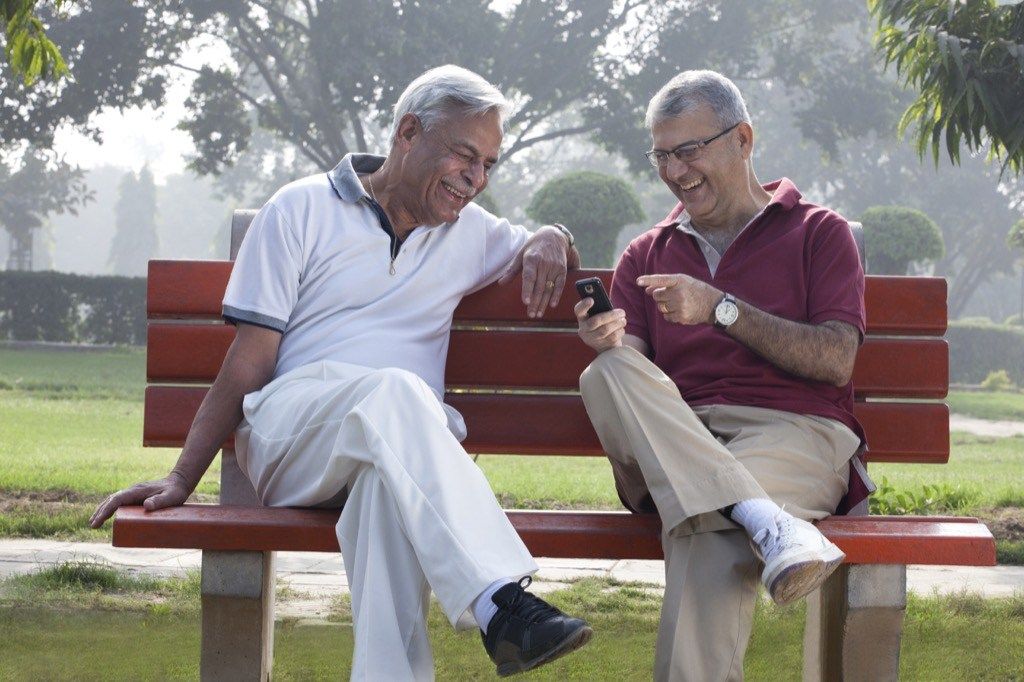 seni vyrai juokiasi beprotiško juoko naudos sveikatai