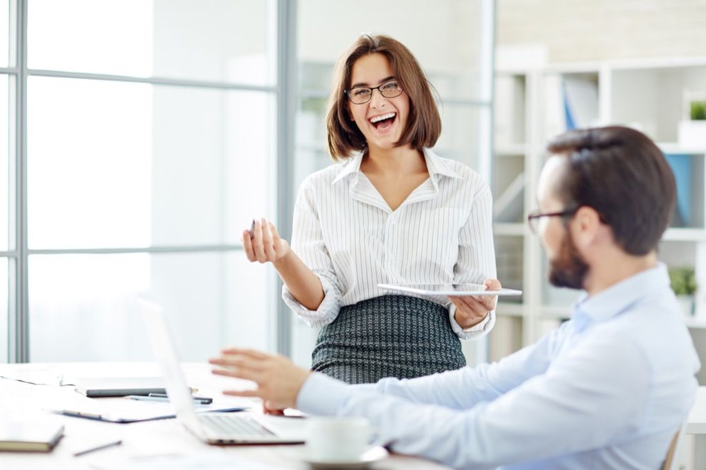 moteris juokiasi biure beprotiška juoko nauda sveikatai