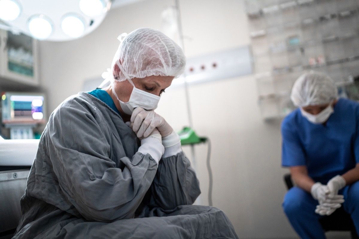 Bekymrede helsearbeidskollegaer på operasjonsstue på sykehus