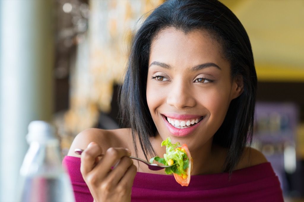 Nainen syöminen merkitsee, että hiuksesi menevät harmaaksi