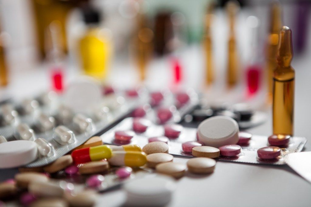 Diferentes antibióticos e pílulas