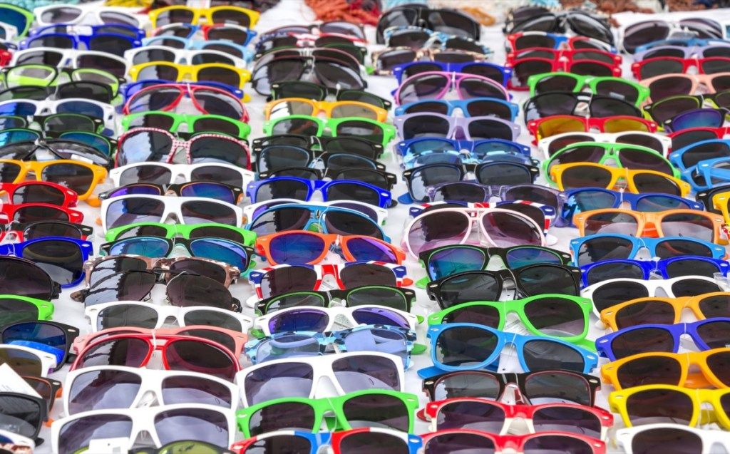Tabella degli occhiali da sole economici {Checkout Counter}