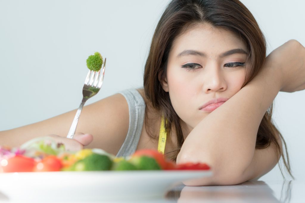 אישה עצובה בדיאטה, יחסים שקרים לבנים