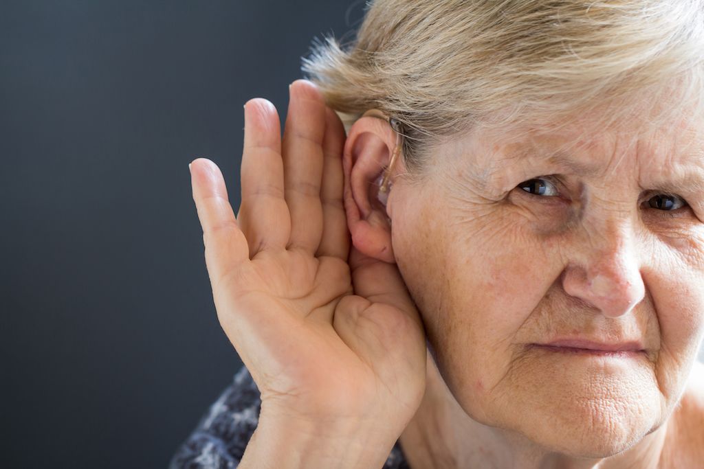Uma mulher idosa está tendo problemas para ouvir {sintomas de alergia}