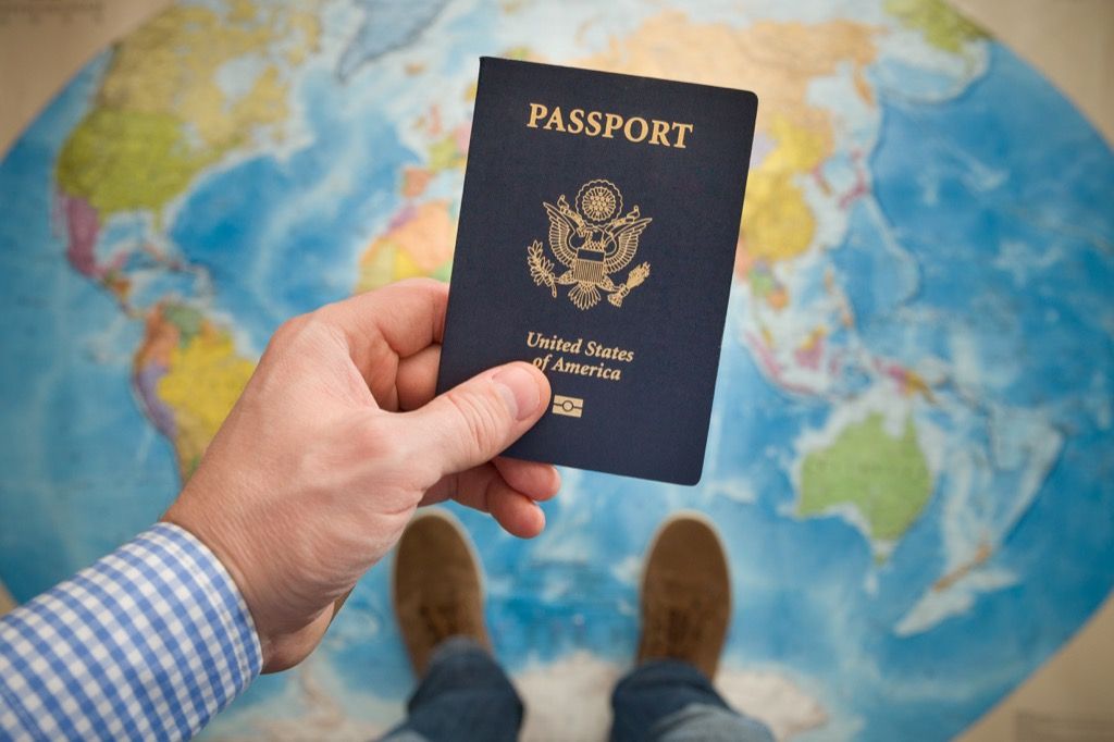 איש מחזיק טיול תכנון דרכון