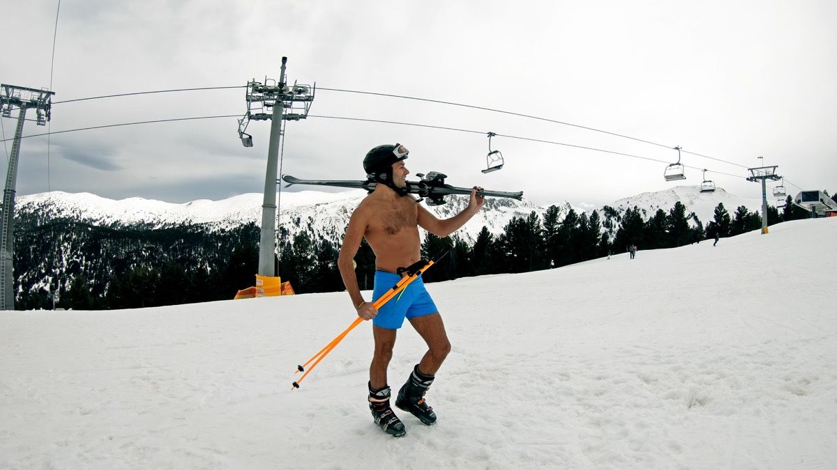 ชายสวมกางเกงขาสั้นเล่นสกี