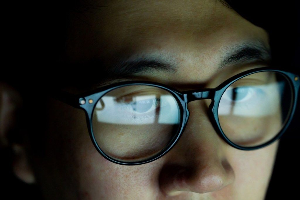 Cận cảnh thanh niên châu Á đeo kính xem video và lướt internet trên thiết bị công nghệ trong bóng tối (Cận cảnh thanh niên châu Á đeo kính xem video và lướt internet trên thiết bị công nghệ trong bóng tối, ASCII, 109 thành phần, 109 byte