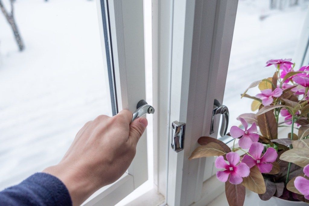 Прозор за ручно отварање са украсом цвећа зими