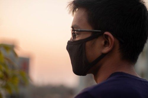 Hombre con mascarilla afuera durante la pandemia de coronavirus
