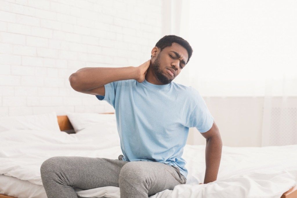 ผู้ชายที่มีอาการปวดคอและหลังเป็นสัญญาณว่าคุณต้องการที่นอนใหม่