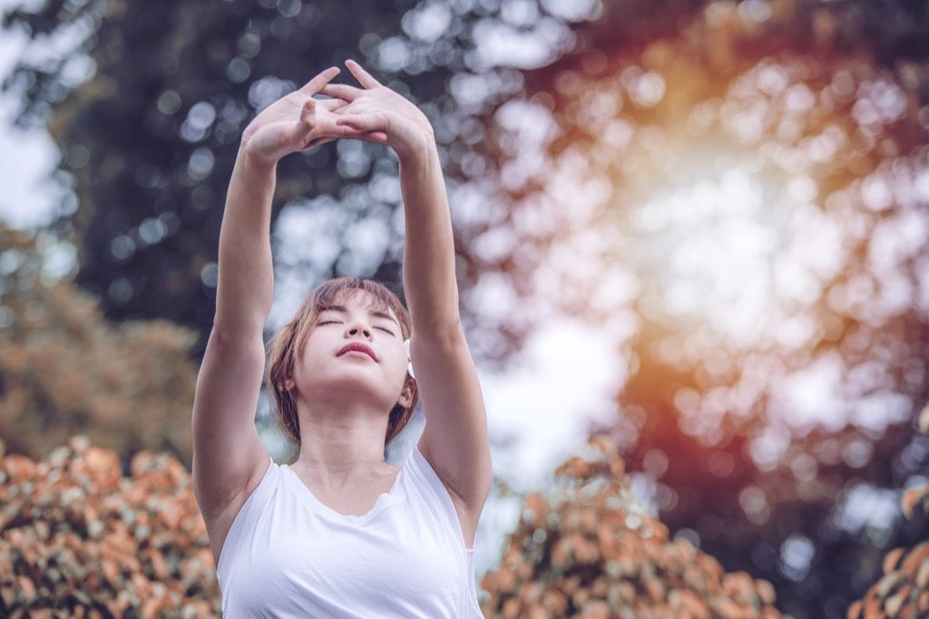 Femeie care face exerciții de respirație pentru a combate stresul.