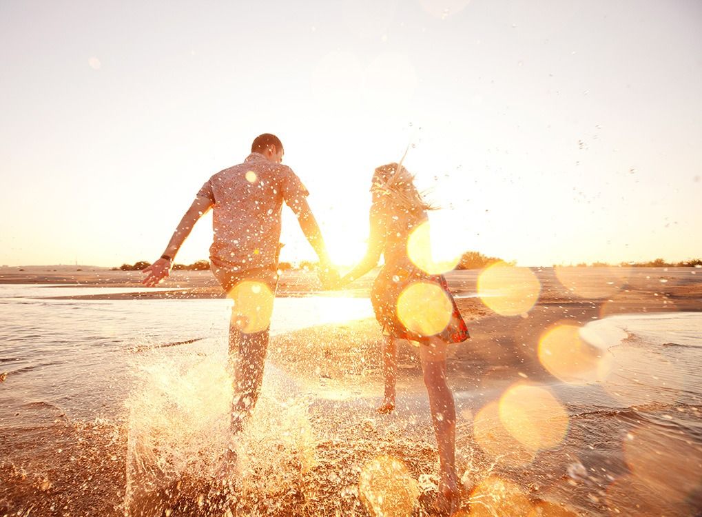 cặp đôi trên bãi biển hạnh phúc hơn