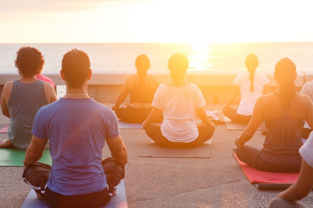 yoga berpose lebih bahagia