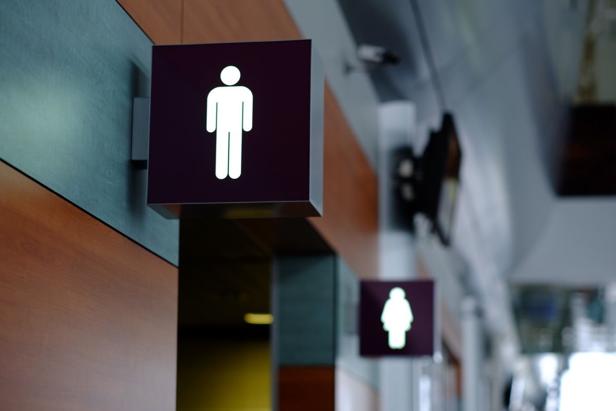 sinal de banheiro público mostra contorno de figura masculina