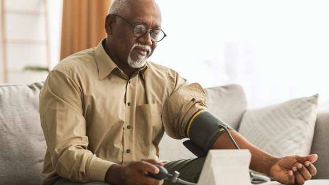   Senior hombre negro medir la presión arterial