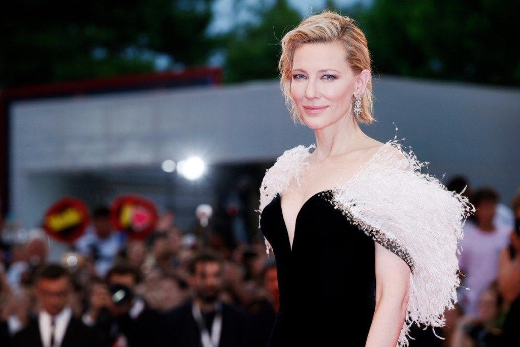 Cate Blanchett v bílé kožešině a černých šatech vypadají okouzlující víc než kdokoli jiný na planetě