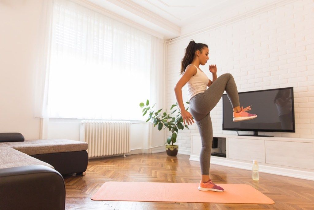 Žena cvičit a dělat nějaké kardio ve svém obývacím pokoji