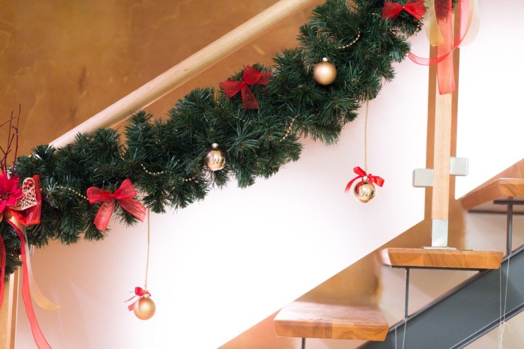 Escadas decoradas com enfeites de Natal