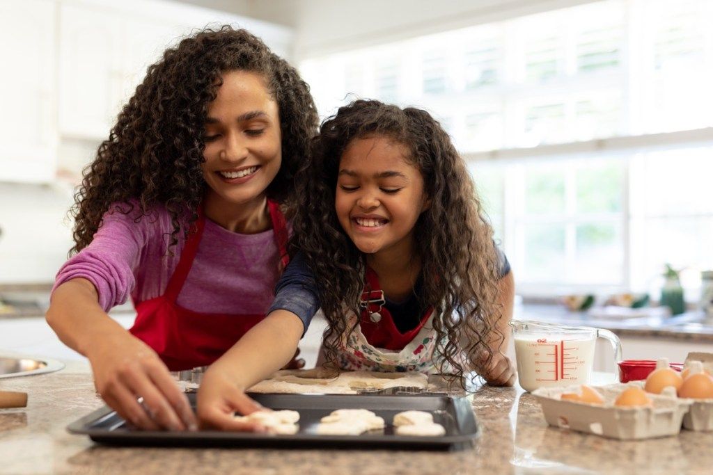 Madre e hija haciendo galletas navideñas