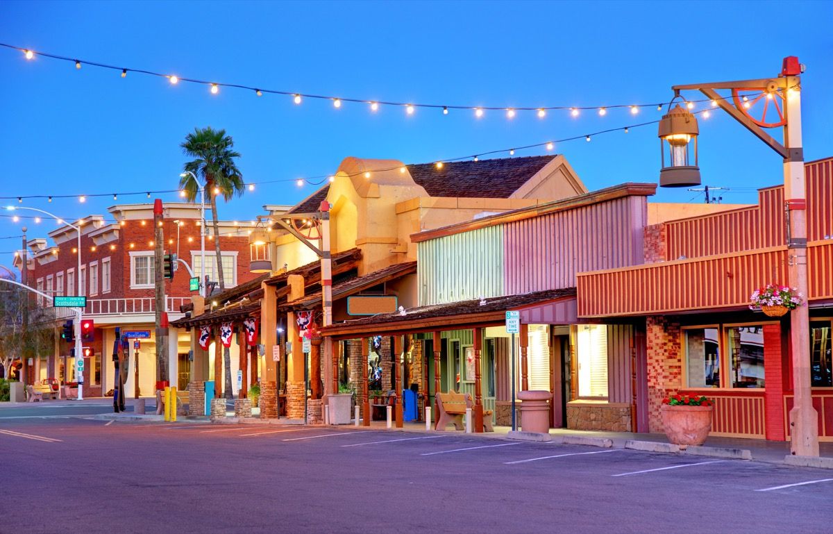 夜のアリゾナ州スコッツデールのダウンタウンの街並み写真