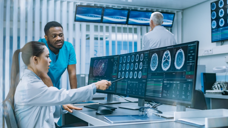   Výskumníci / lekári, ktorí sa pozerajú na mozgové skeny, mozgová príhoda