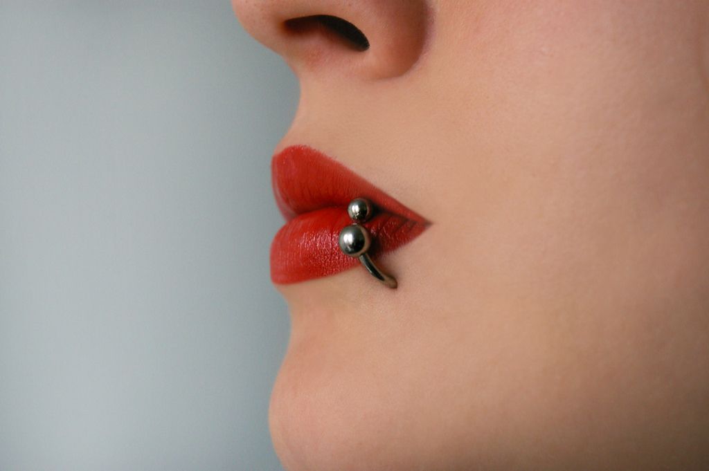 Женщина с пирсингом губы: вещи, которые могут напугать стоматолога