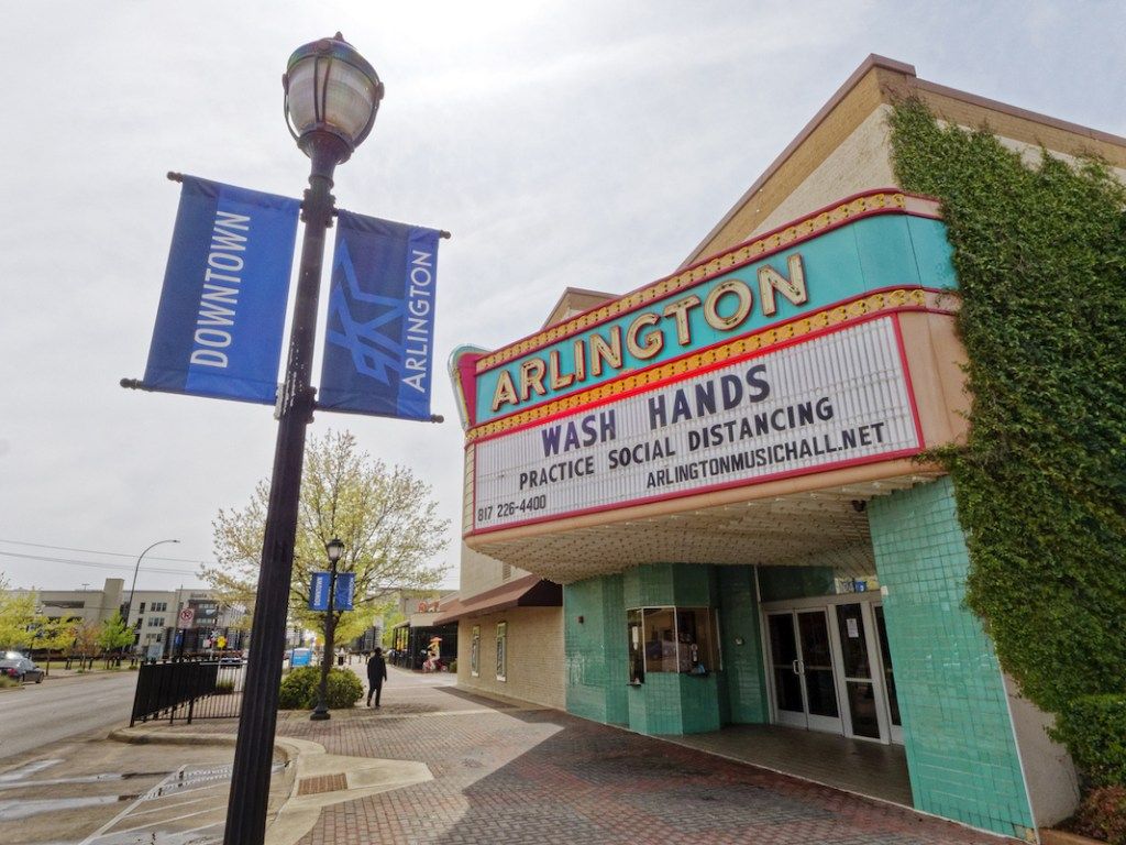 ارلنگٹن ٹیکساس میں مووی تھیٹر نے لوگوں کو ہاتھ دھونے اور معاشرتی فاصلے کو کہتے ہوئے اس نشان کے ساتھ بند کردیا