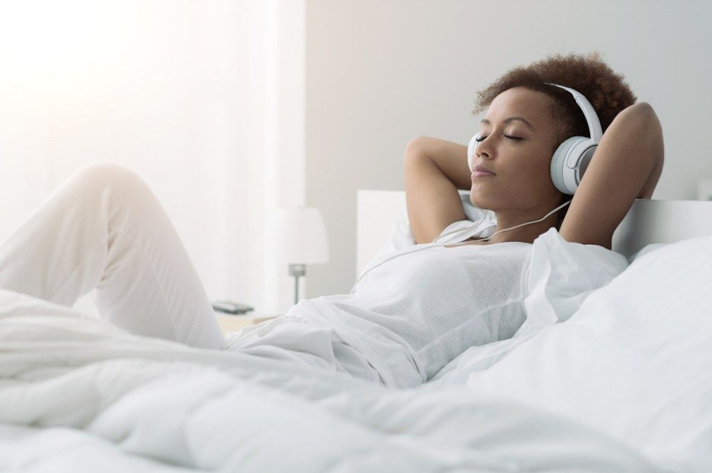 at lytte til yogamusik før sengetid hjælper dig med at sove, siger undersøgelsen. hvordan man lever til 100
