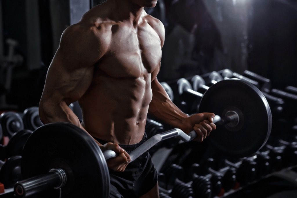 Krisa Evansa treniņa bicepsa čokurošanās, kā dzīvot līdz 100