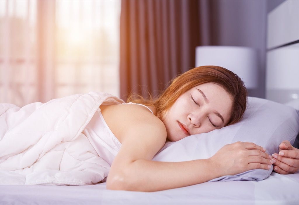 100 سو زندہ رہنے کا طریقہ عورت سو رہی ہے