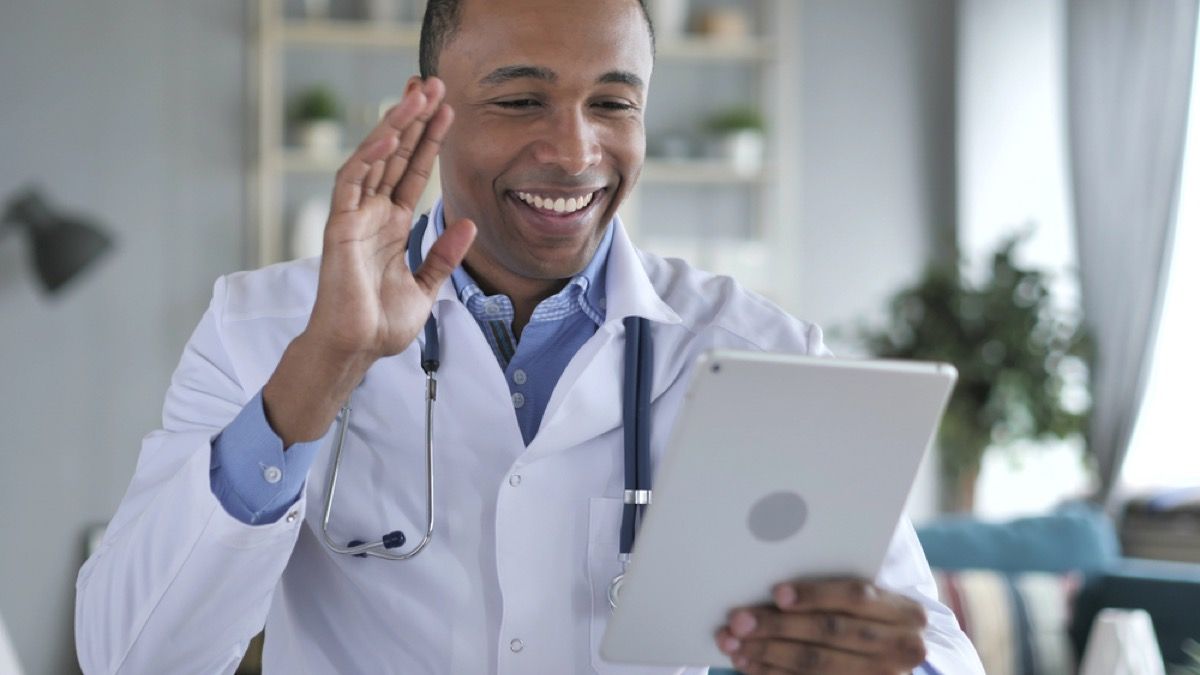 teleconferințe medic negru pe iPad