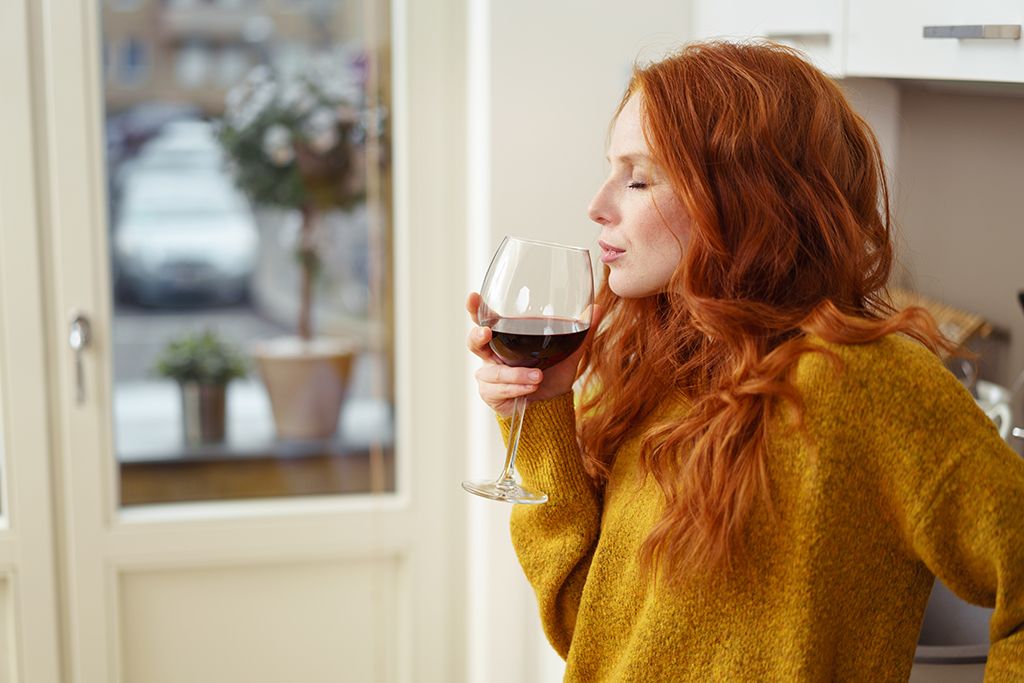 все още самотна, жена с червена коса, червено вино