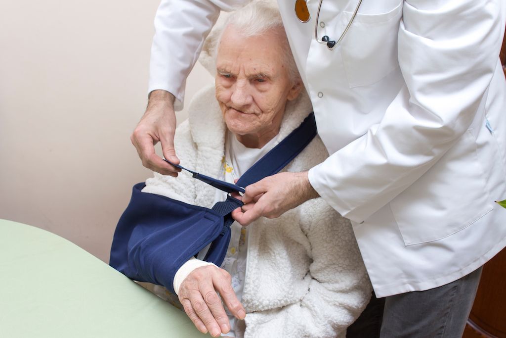 възрастна жена получава прашка за нараняването си
