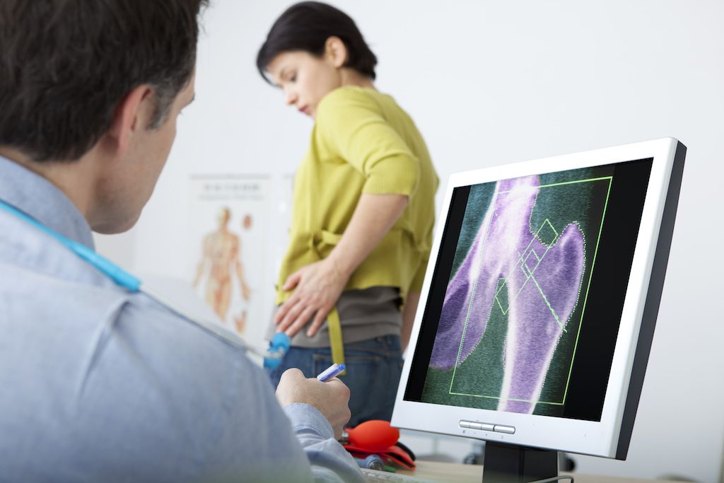 bekkenfractuur vrouw wordt onderzocht door arts x-ray