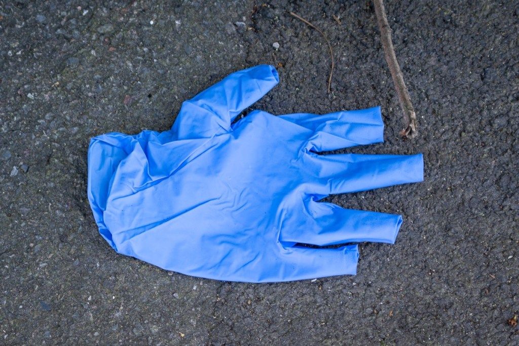 modré plastové rukavice na ulici