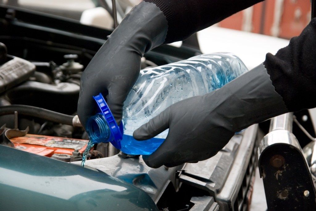 doplňování tekutin do auta při používání rukavic