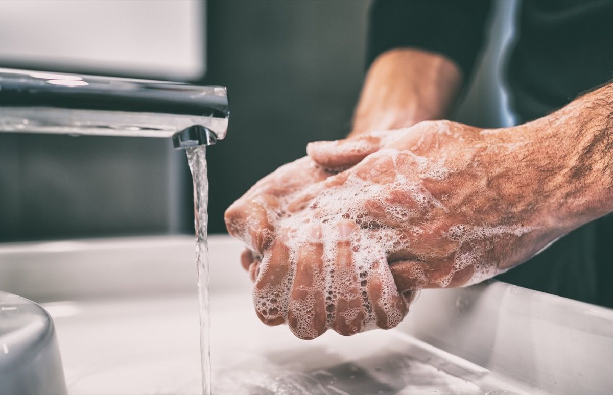 Persona, kas mazgā rokas ar ziepēm