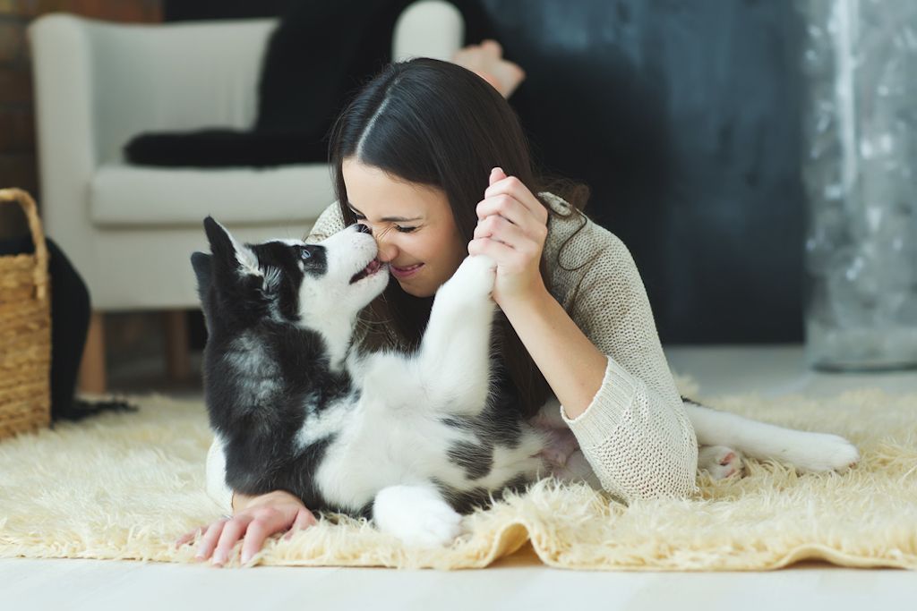 Γυναίκα φιλώντας ένα σκυλί τρόποι για να αποφύγετε το άγχος