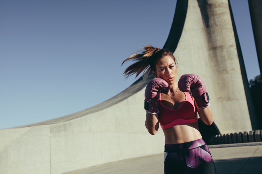 Kvinne kickboksing måter å stresse ned på