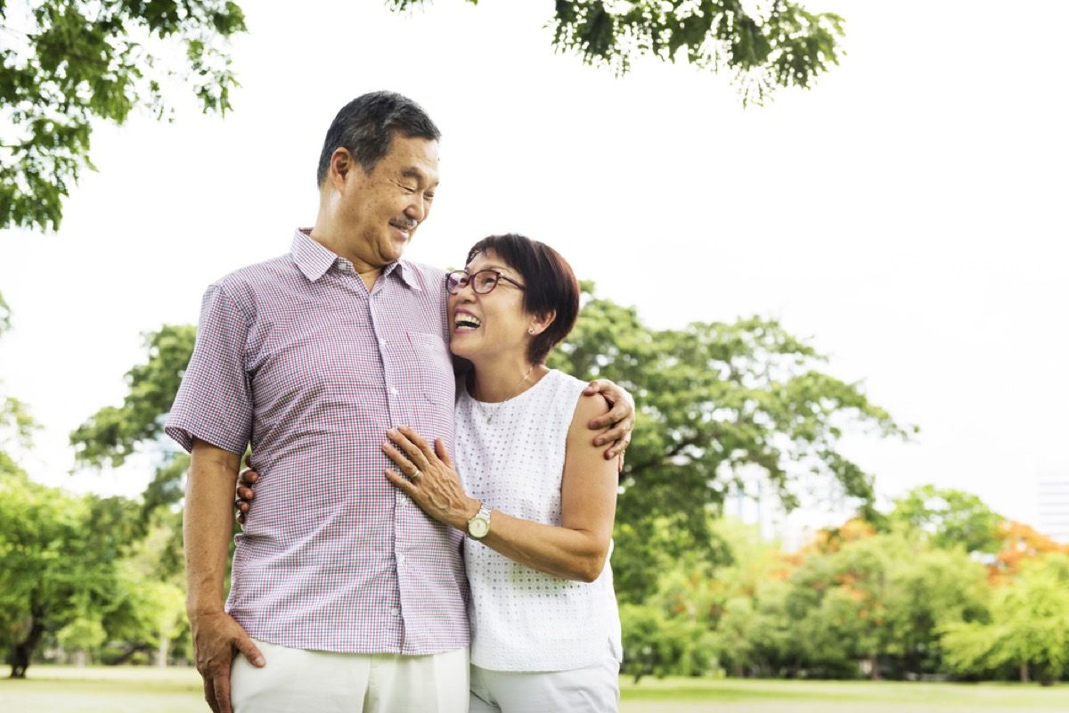 cặp vợ chồng lớn tuổi đi dạo ngoài trời, lời khuyên hôn nhân lâu dài