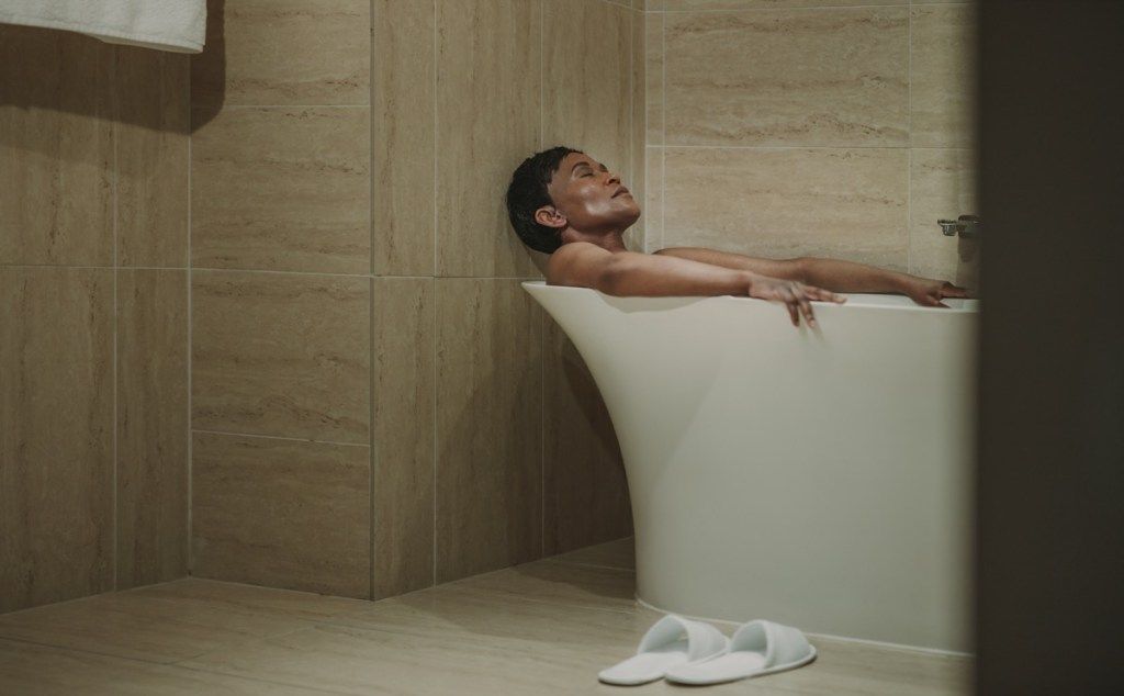 người phụ nữ thư giãn trong bồn tắm, trên 40 tuổi tập thể dục