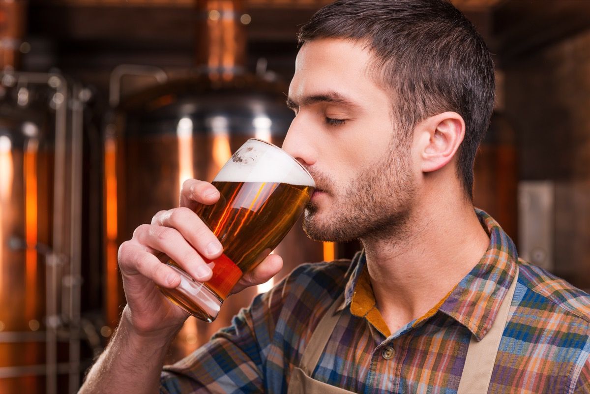Homem bebendo cerveja