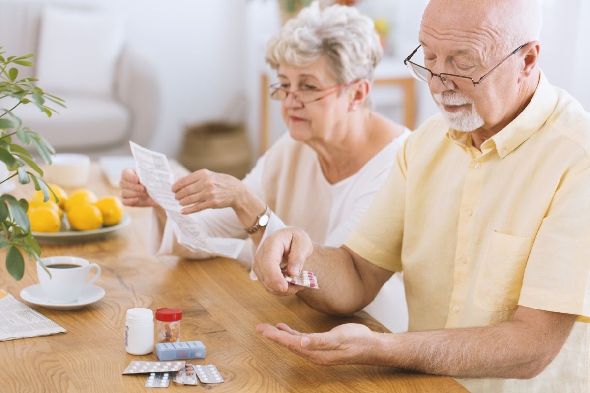 Äldre par som tar mediciner som läser instruktionerna noggrant