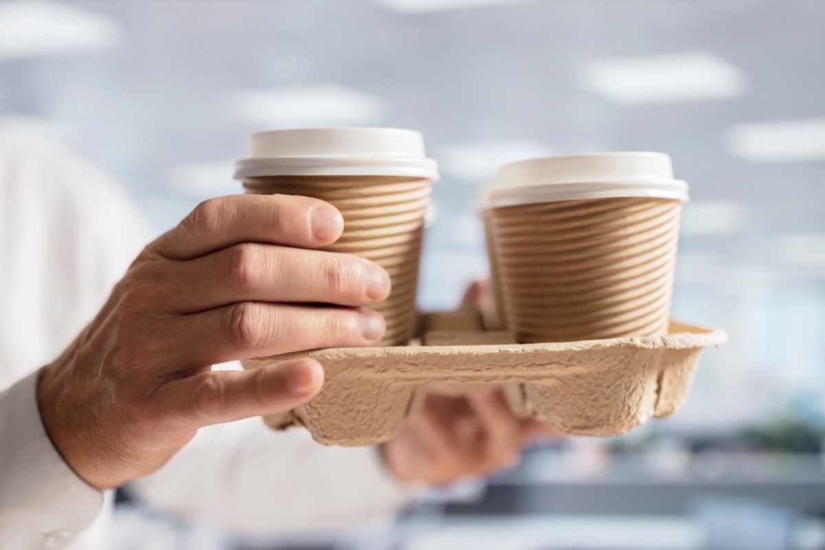 Forretningsmann som bringer kaffe til sine kolleger Små handlinger av vennlighet