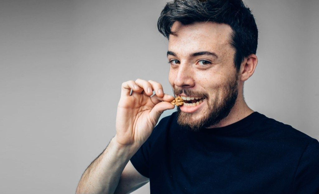 Spansk mann som spiser valnøtter senker blodtrykket naturlig