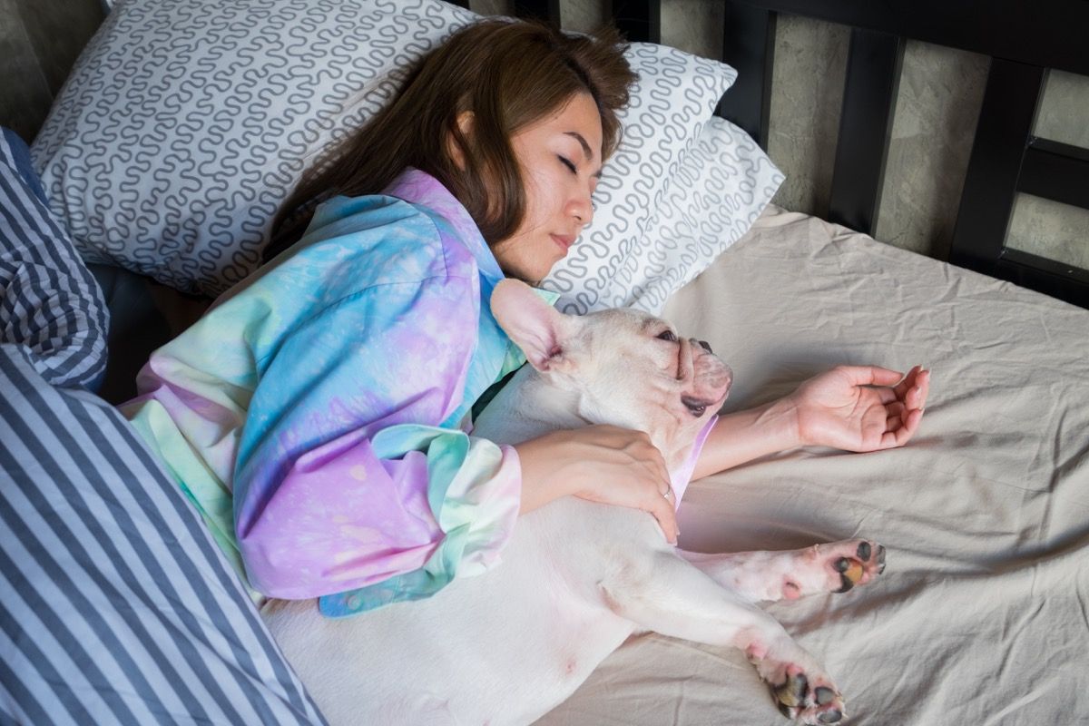 kvinne som sover med hund