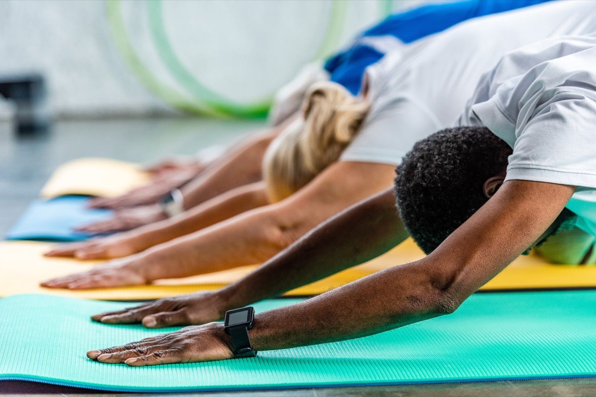 gruppe som trener med yoga, over 40 kondisjoner