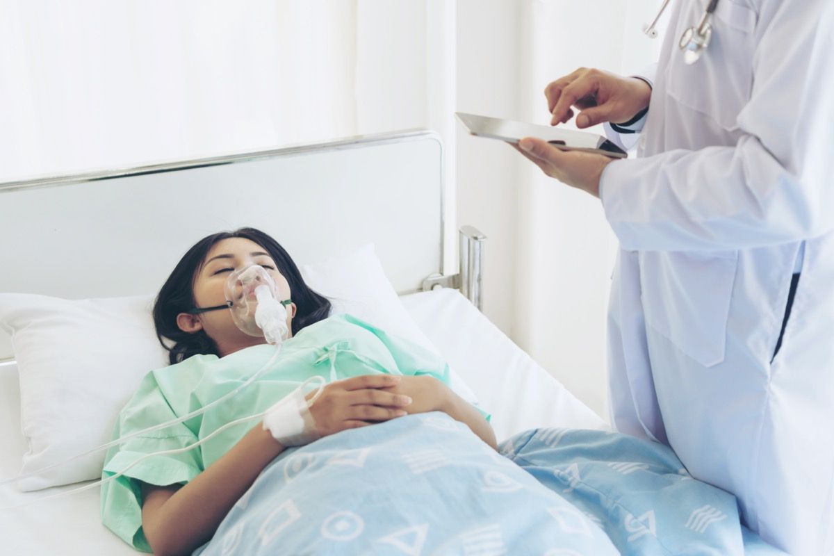 ung asiatisk kvinna på sjukhus med coronavirus